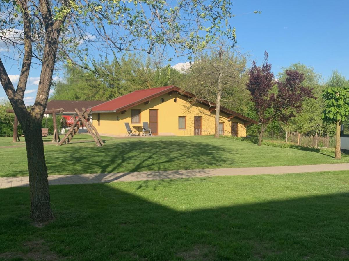 Kuria Vendeghaz Hotel Poroszlo Exterior photo